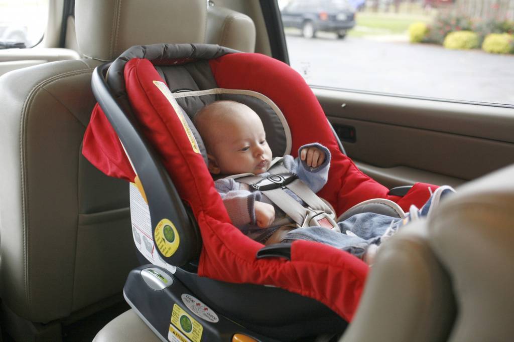 Можно ли перевозить в машине новорожденного на руках