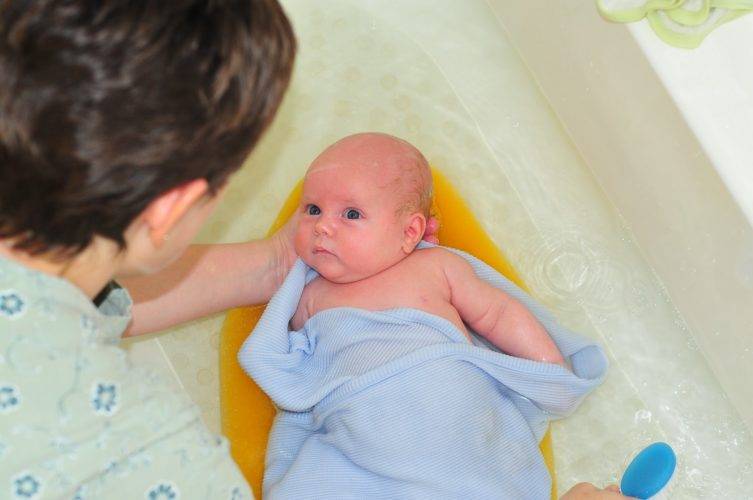 Почему младенец плачет после ванны