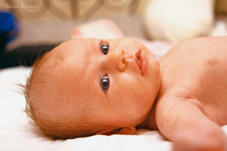 Когда начинает видеть новорожденный: особенности зрения грудничка