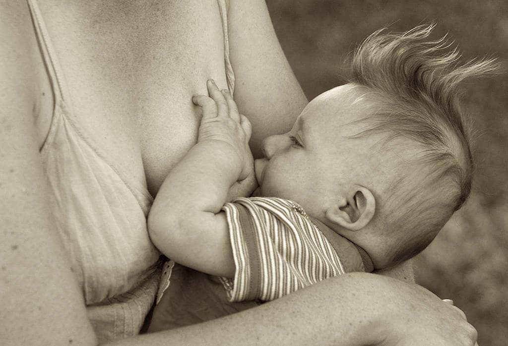Как не перекормить новорожденного на грудном вскармливании грудным молоком