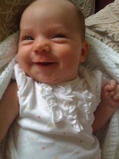 Когда ребенок начинает осознанно улыбаться: первая улыбка на радость маме