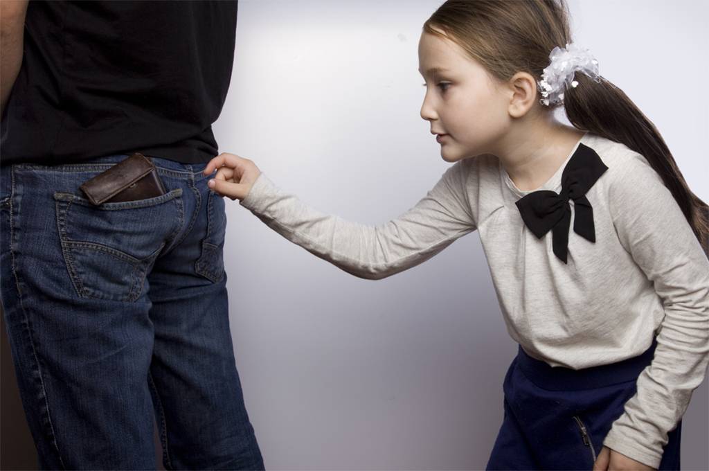 Что делать если ребенок ворует: причины детского воровства и советы психологов