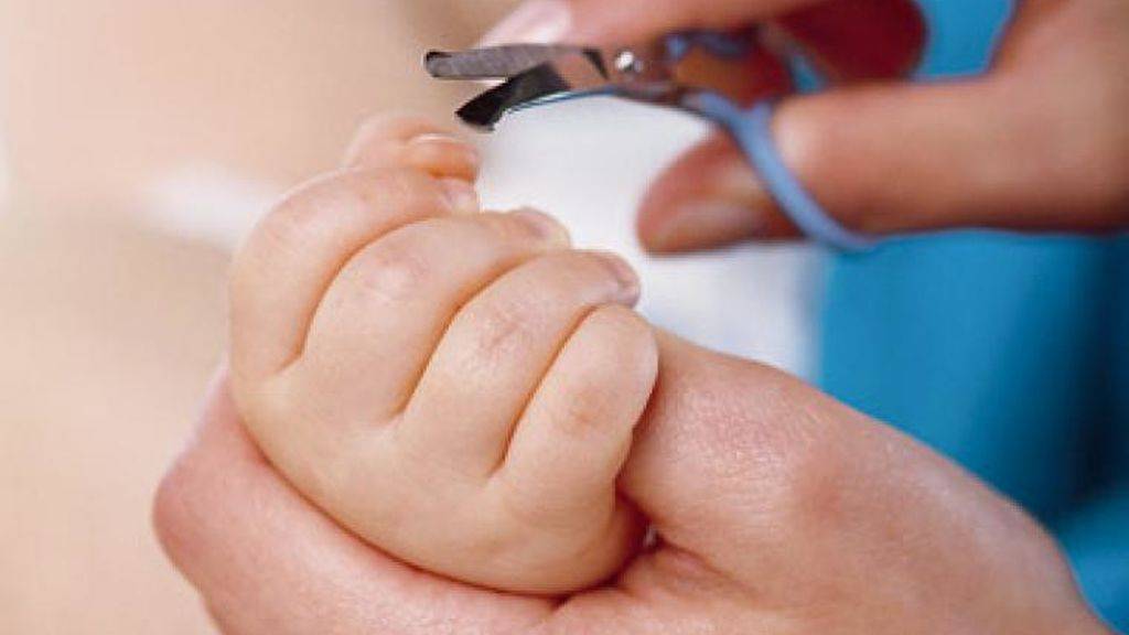 Как подстричь ногти новорожденному маникюрными ножницами и щипчиками, чтобы он не испугался