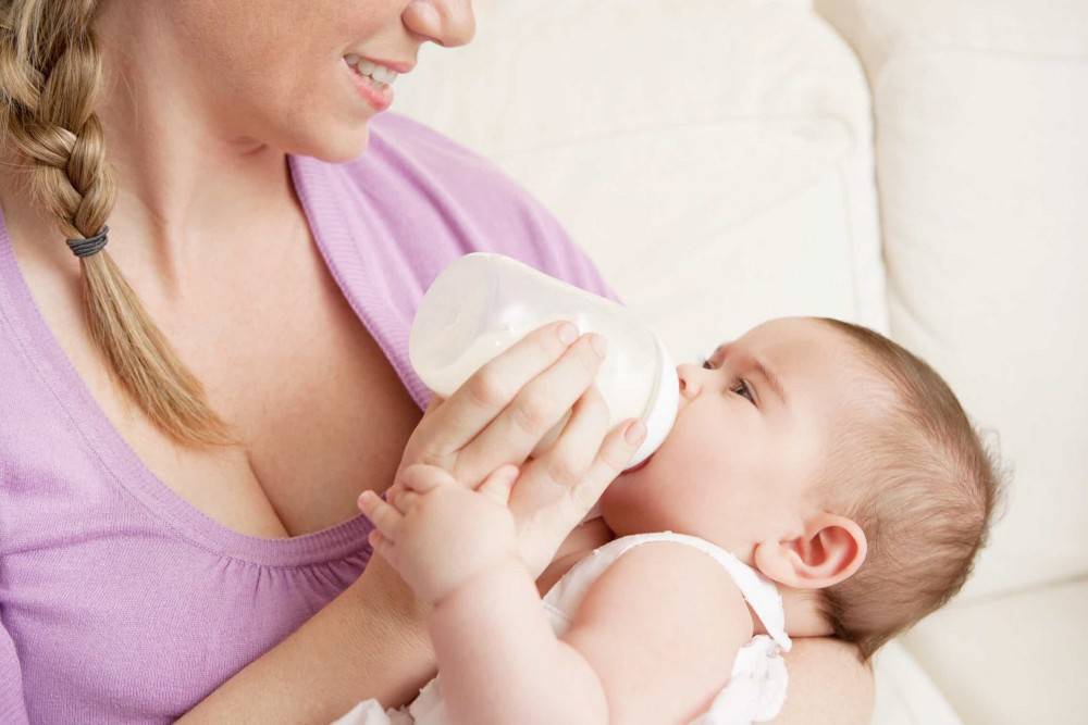 Почему ребенок давится при кормлении грудным молоком?