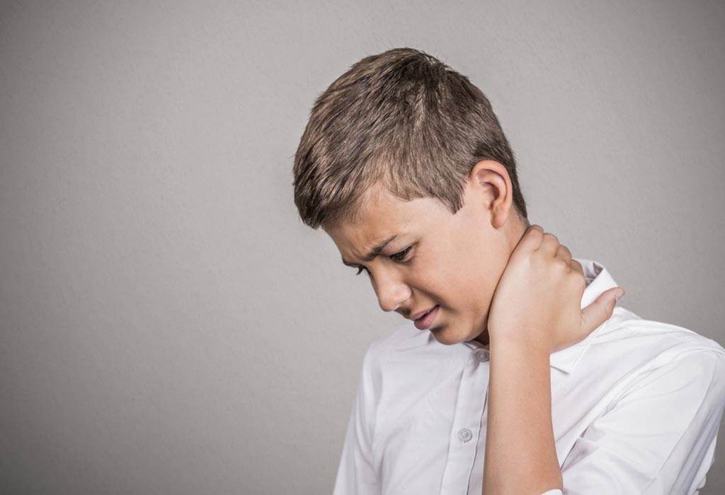 Ребенок жалуется на боль в шее — что делать?