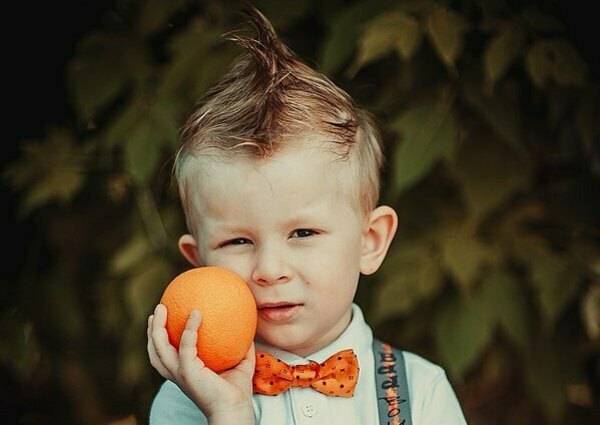 Сын мандарина. Апельсин для детей. Малыши апельсинки. Дети апельсинки. Фотосессия с апельсинами малышей.