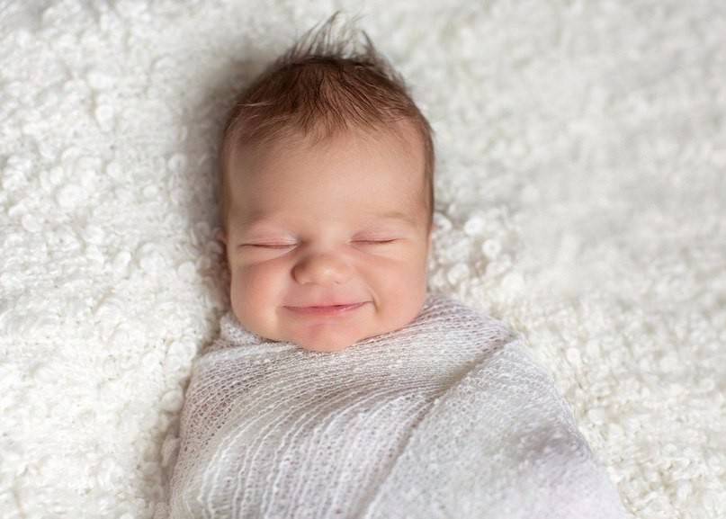 Новорожденный ребенок улыбается во сне: что это значит, почему груднички так делают