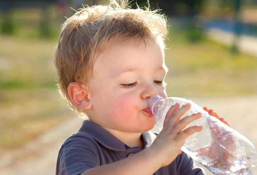 Почему ребенок в год, три и старше пьет много воды и когда это тревожный симптом?