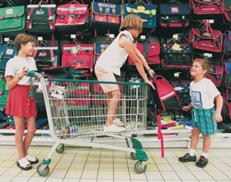 «За» и «против» езды детей в продуктовых тележках в магазине