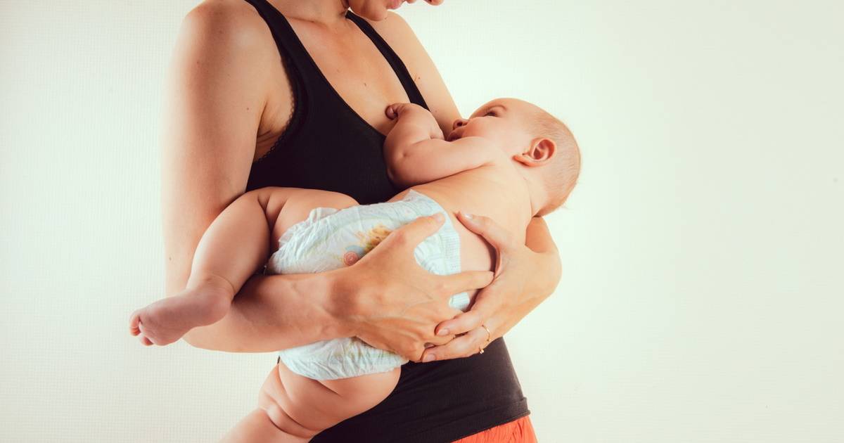 Как правильно держать новорожденного при купании в ванночке: правила и процесс