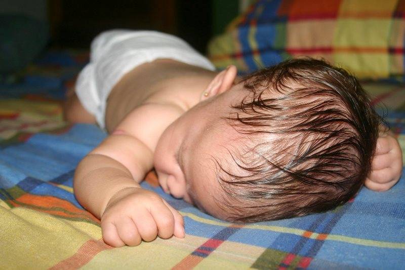 Сильное потение головы у детей в ночное время суток. у грудничка потеет голова во время сна и кормления: причины
