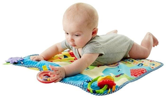 С какого возраста и как правильно выбирать развивающие коврики для детей при покупке