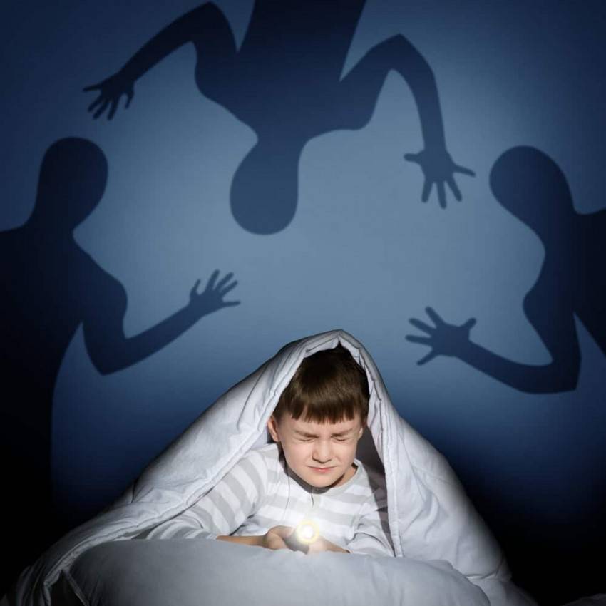 Страх из-под кровати: ребенок боится темноты. что же делать взрослым?