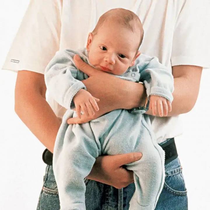 Как правильно держать ребенка на руках