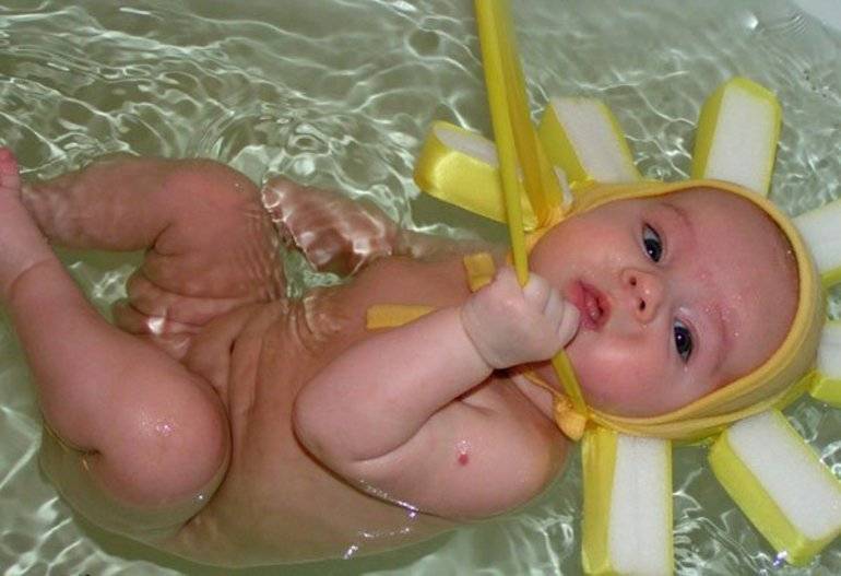 При купании новорожденного ребенка вода попала в уши: опасно ли, что делать