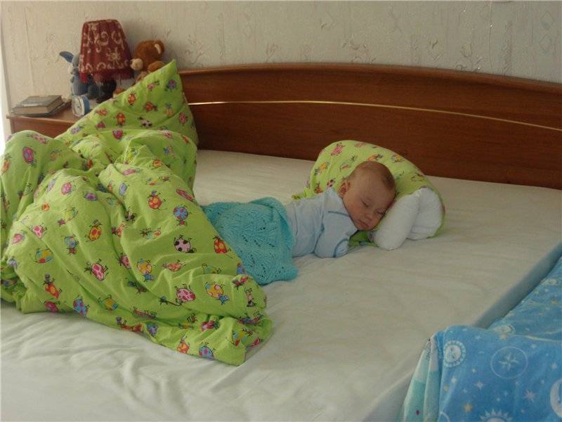 С какого возраста ребенку нужна подушка и как выбрать