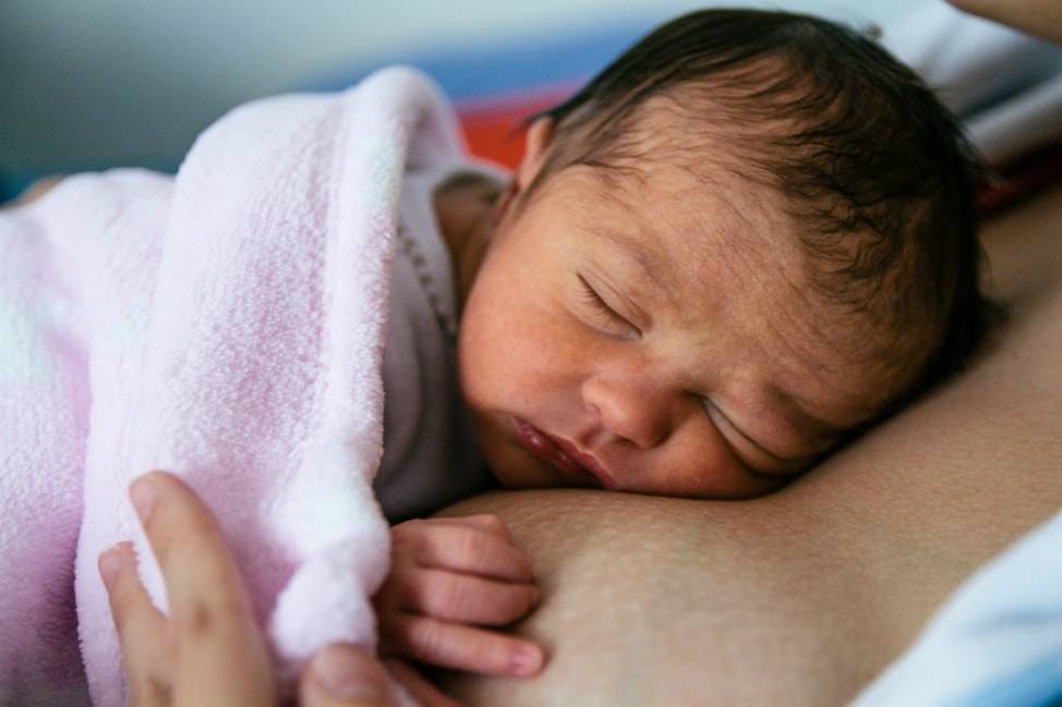 Почему новорождённый плохо спит ночью