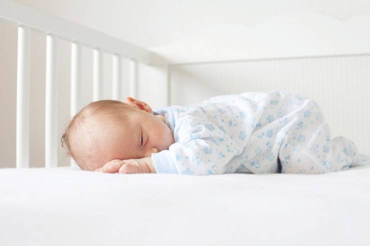 Почему ребенок переворачивается во сне на живот