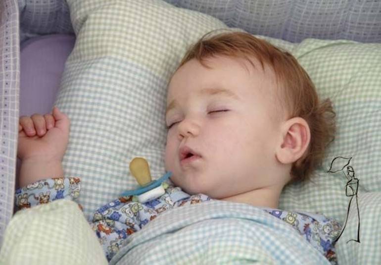 Почему новорожденный закатывает глаза при засыпании или во сне