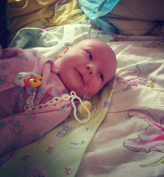 Когда новорожденный ребенок начинает улыбаться: во сколько осознанно, агукать маме - goodmummy.ru