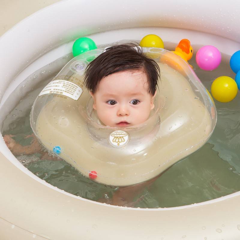 Как правильно выбрать круг для купания новорожденного, со скольки месяцев можно и как одевать