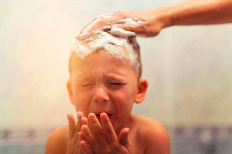 Почему ребёнок боится купаться в ванной?