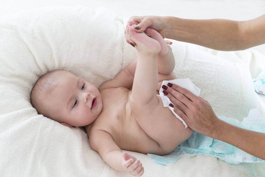 Как подмывать новорожденного мальчика: особенности гигиены и ухода