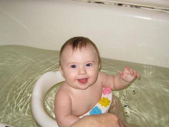 Ребёнок боится купаться, в тч в ванной (новорождённый, 1-2 года): почему и что делать