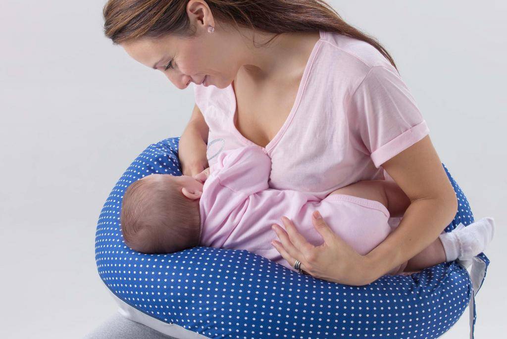 Как правильно кормить новорожденного грудным молоком лежа