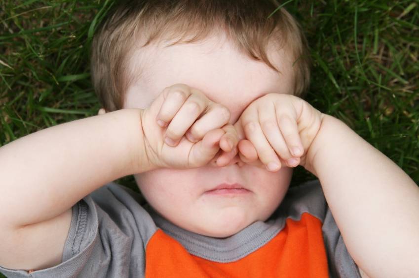 Ребенок трет глаза - причины в разном возрасте