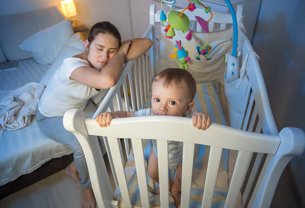 Когда грудной ребенок начинает беспрерывно спать всю ночь?