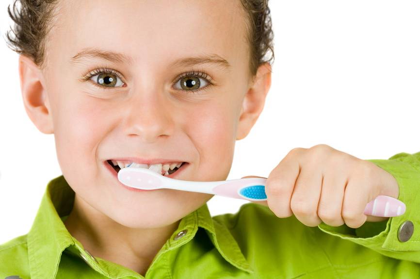 Когда начинать ребенку чистить зубы и как это делать правильно