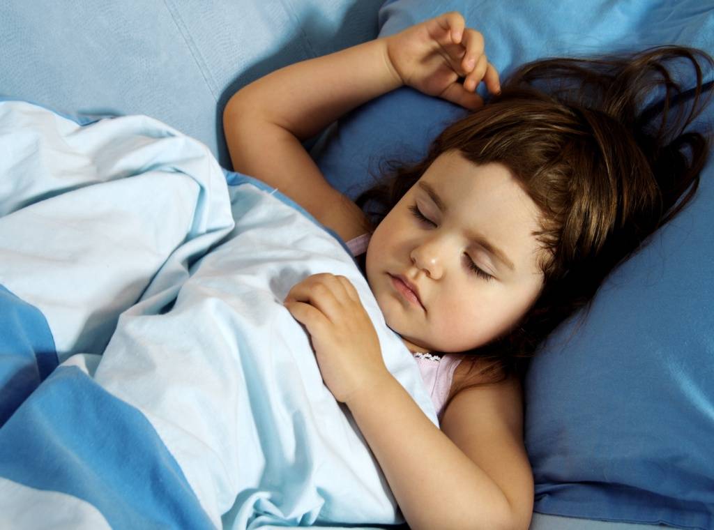 Почему ребенок часто просыпается ночью и плачет, какие могут быть причины и что делать