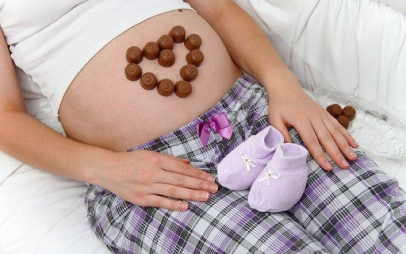 Шоколад при беременности: можно ли есть продукт на ранних и поздних сроках, когда кушать нельзя, почему женщинам в это время хочется лакомства и как его употреблять?