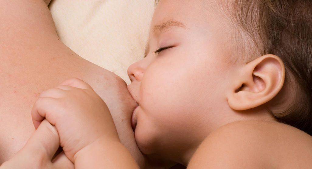 Почему ребенок теребит мамину грудь