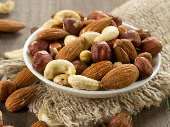 Можно ли кормящей маме употреблять грецкие орехи?
