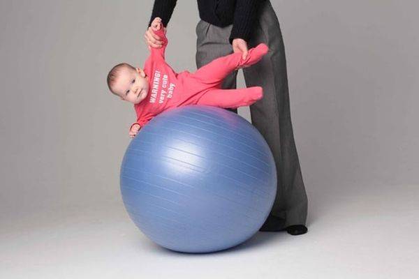 Упражнения на фитболе для детей, новорожденных и грудничков