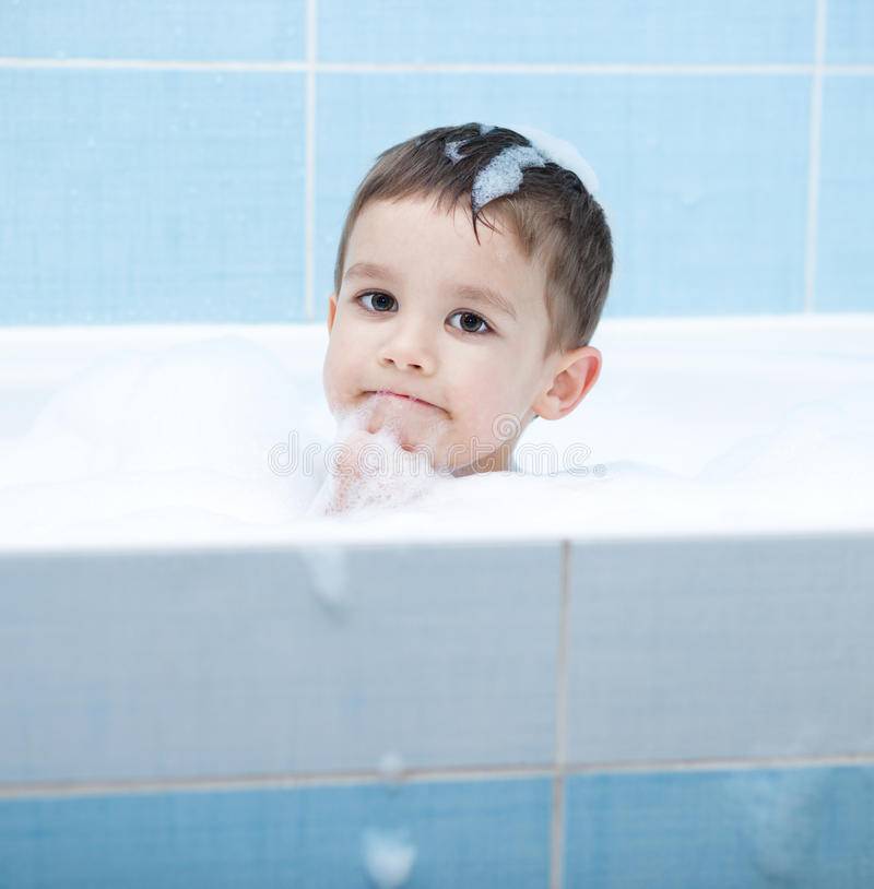 Как быть, если ребенок 2-3 лет стал бояться купаться ванной?