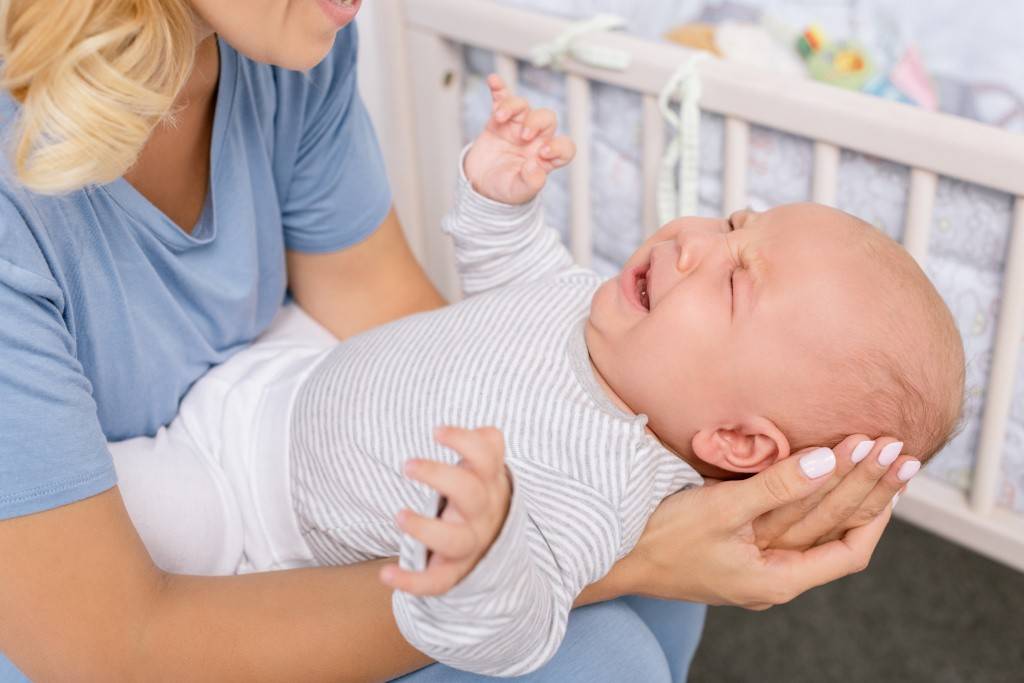 Плач ребенка после кормления: почему новорожденный капризничает после еды