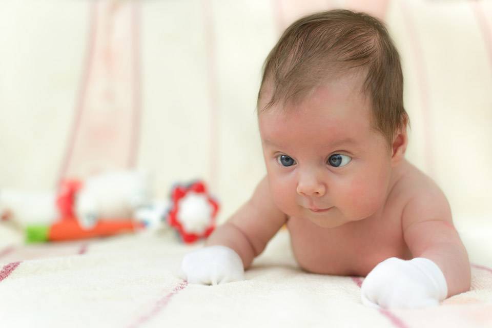 Когда новорожденный малыш начинает хорошо видеть и слышать?