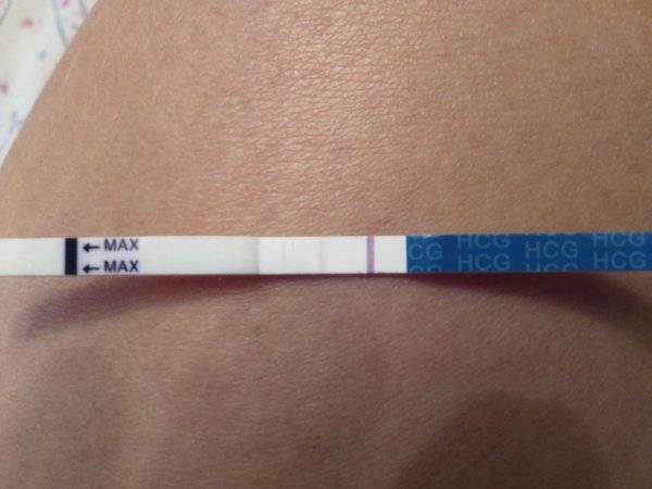 Белая полоска на тесте на беременность - что это значит