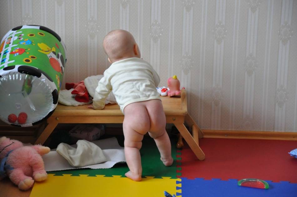 Узнаем что делать, если ребенок в 4 месяца пытается садиться?