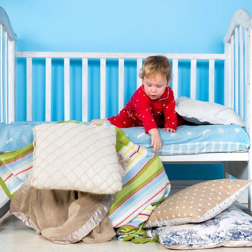 Приучаем ребенка спать в своей кроватке отдельно от мамы