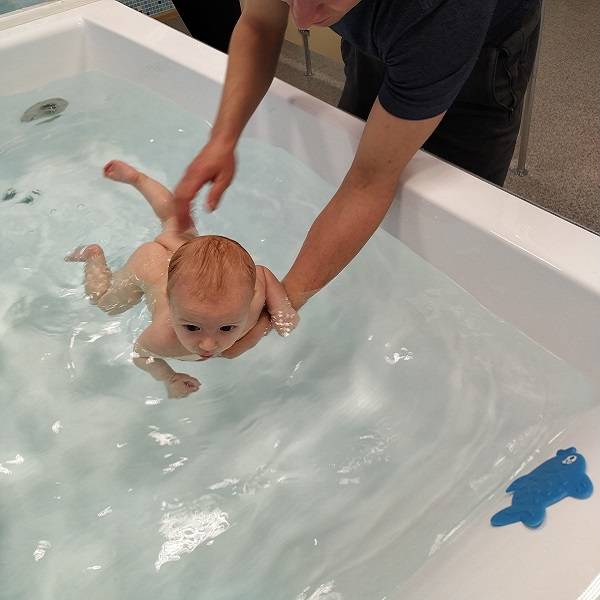 Польза от плавания в ванне для грудничка. как подготовить ребенка к «заплыву»? основные правила купания и упражнения для правильного развития малыша. обучающие видео