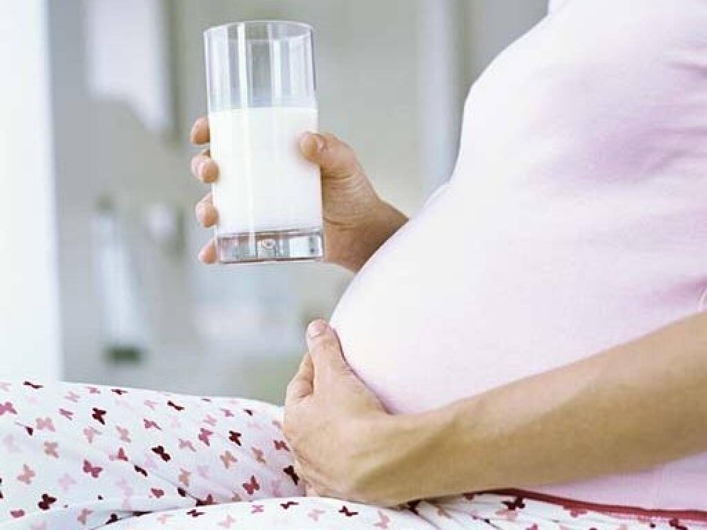 Когда появляется молоко у беременных, а когда молозиво