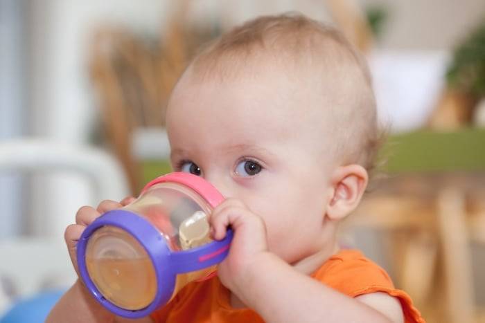 Как научить ребенка пить из поильника непроливайки: советы родителям