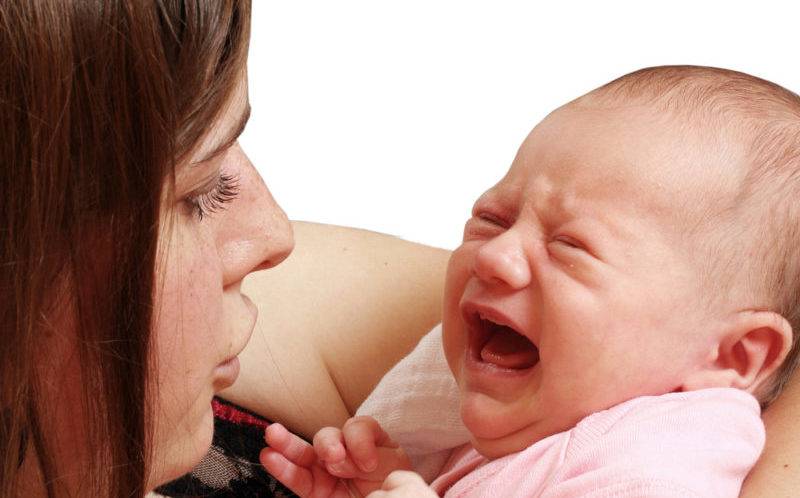 Если малыш часто плачет при кормлении грудью