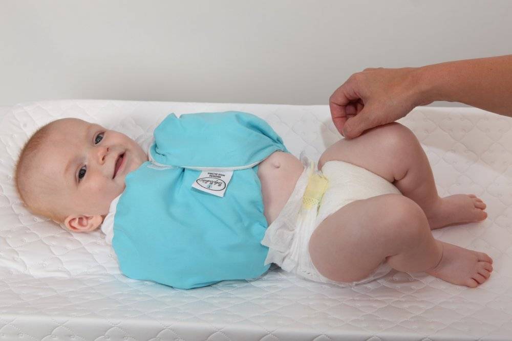 Как правильно одеть памперс новорожденному мальчику или девочке