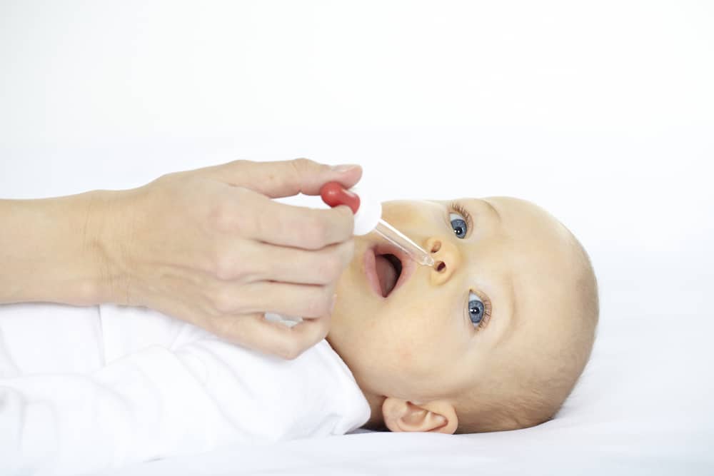 Правила закапывания капель в носик новорожденному: особенности процедуры