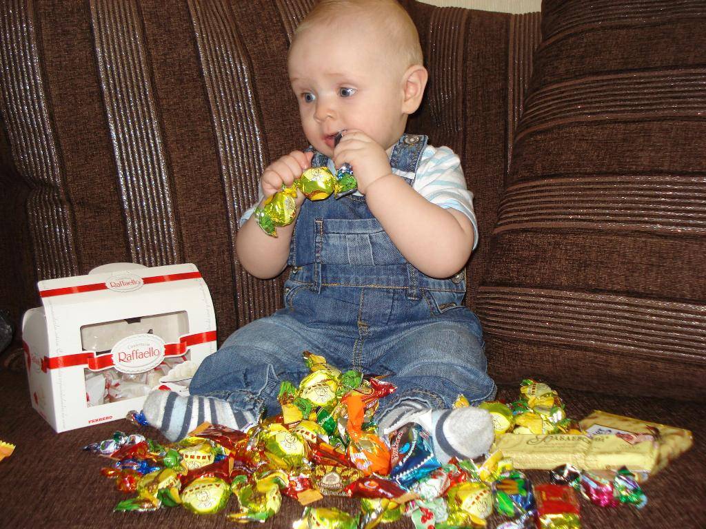 Почему ребенок ест много сладкого?